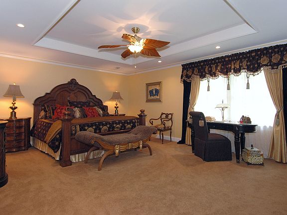 MASTER ROOM 2 WALK-IN CLOSETS MASTER BATH