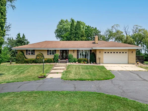 8251 N Quail Ridge Rd, Leaf River, IL 61047