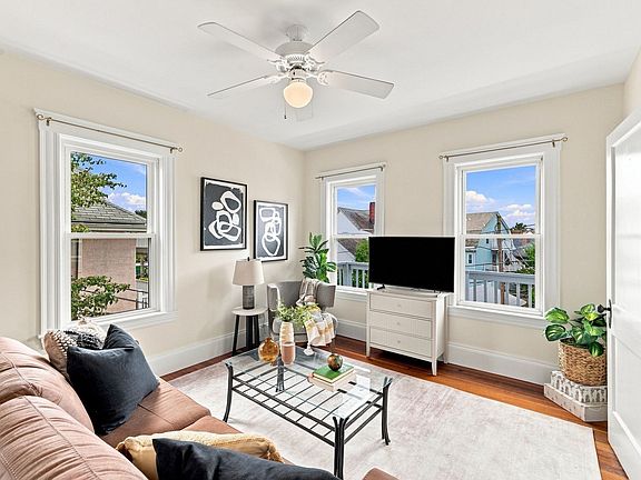 3rd image of 11 Lloyd Rd #11