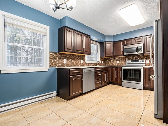 5th image of 19 Christina Ct