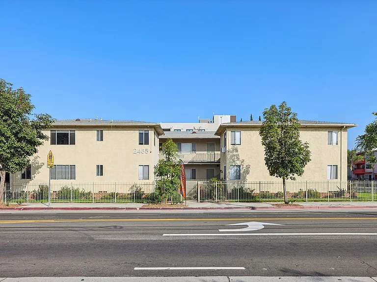 Classic Courtyard Building on Venice Blvd Secure, Convenient, Pet-Friendly — Photo 6