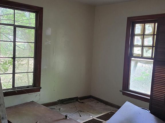 4th image of 1108 Oak St