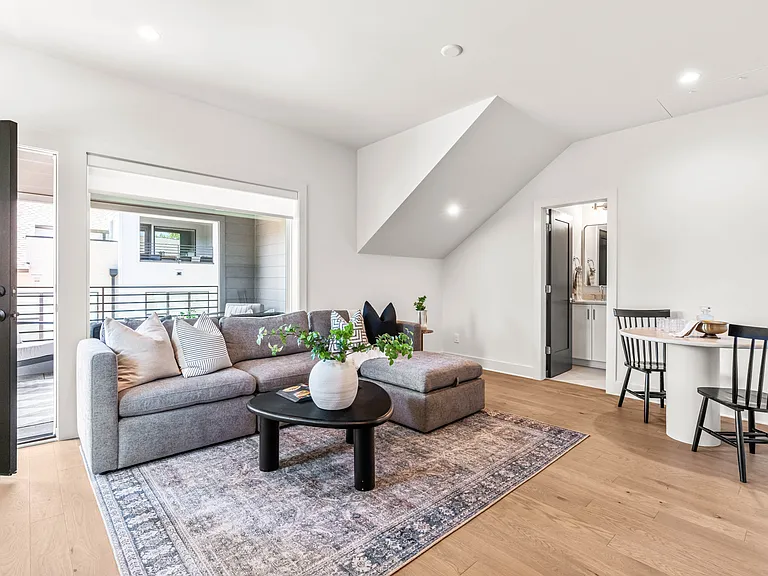 813 Niantic St #813 — Photo 11
