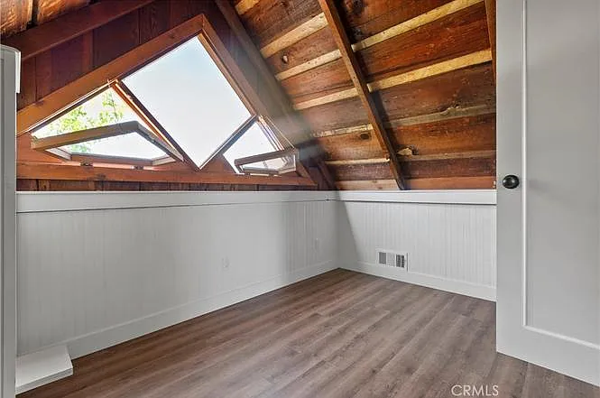 390 Islay St — Photo 14