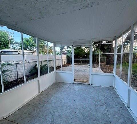 3rd image of 4221 SW 39th St