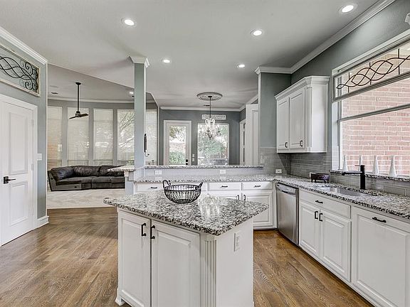 3rd image of 410 Twin Creeks Dr