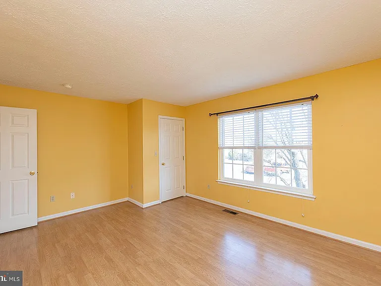 304 Chatham Sq — Photo 14