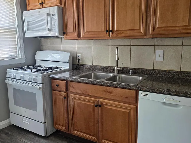 835 E Cold Spring Ln — Photo 7