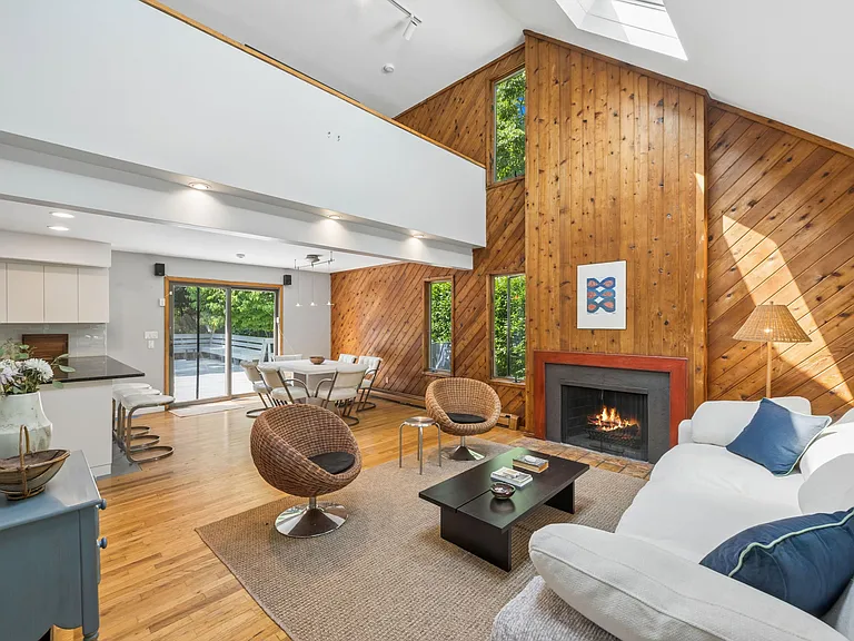 16 Argyle Ln — Photo 4