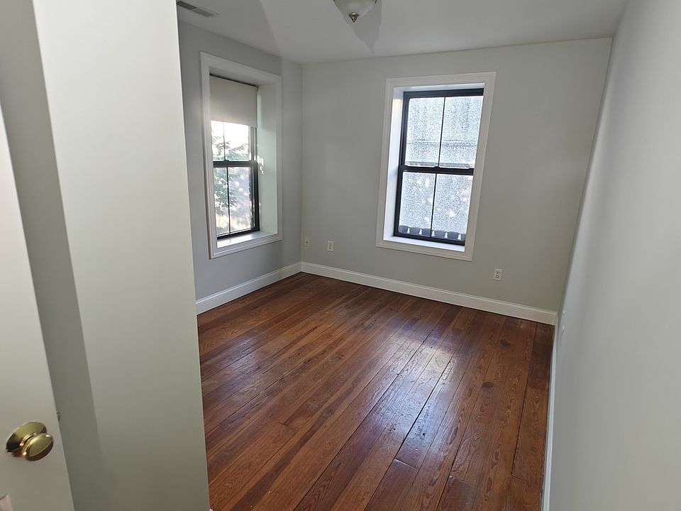 1st image of 116 W Pearl St