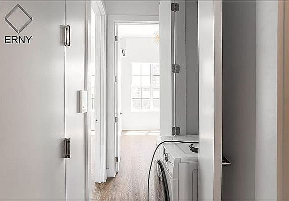 4th image of 99 Varet St #4