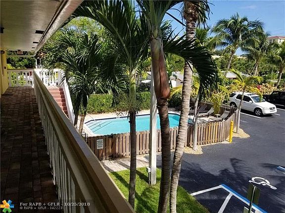 4th image of 2655 NE 8th Ave APT 202