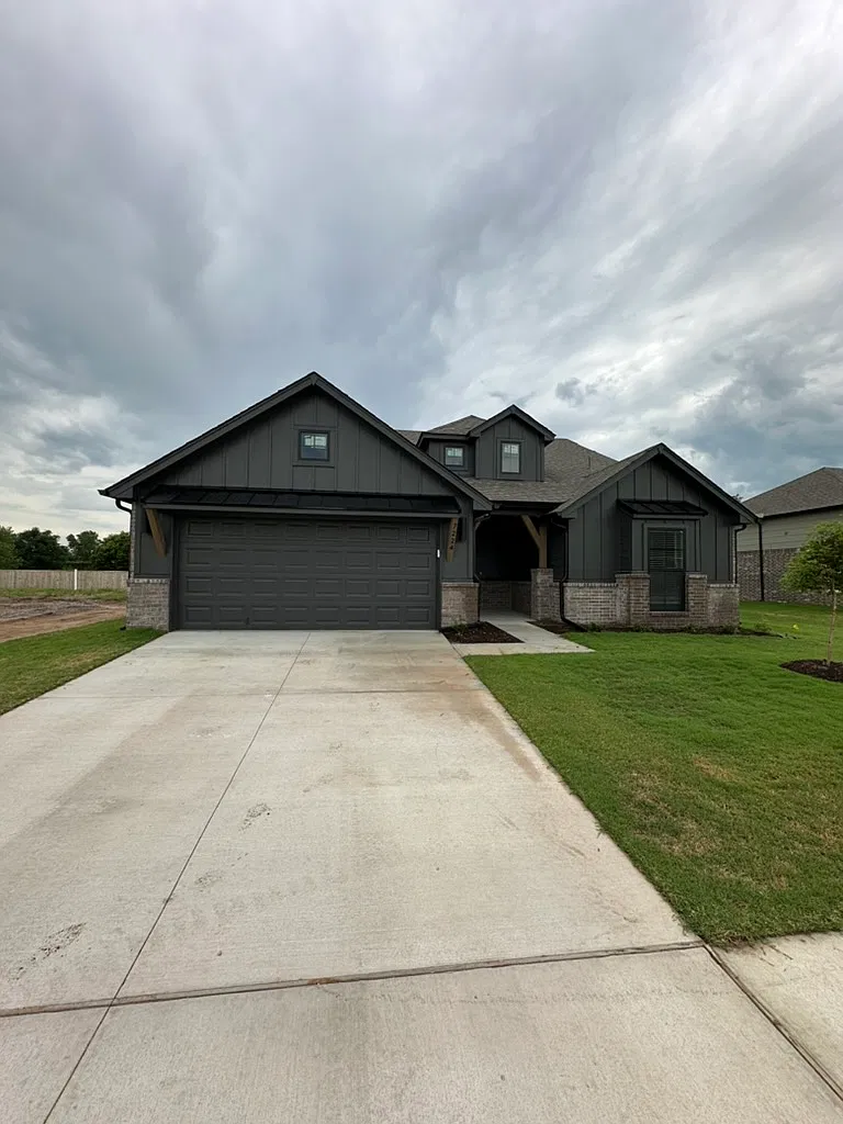 7224 E 135th St S - Newer in River Crest, Bixby - Gated w/ Comm. Pool! — Photo 1