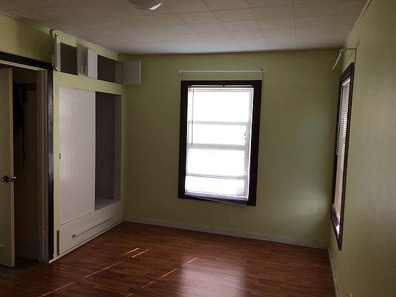 5th image of 305 Lewis St
