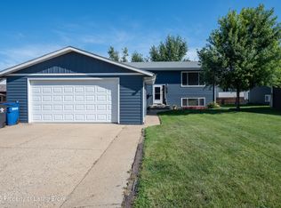 978 24th St W, Dickinson, ND 58601