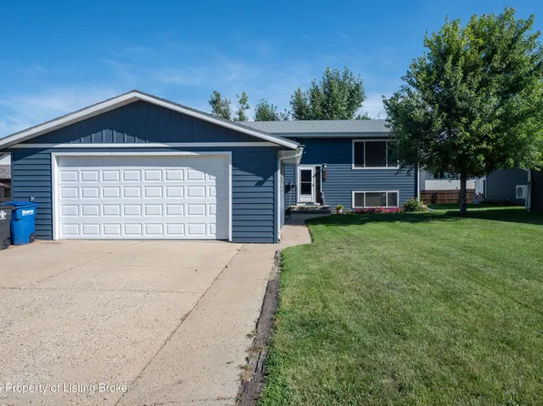 978 24th St W, Dickinson, ND 58601