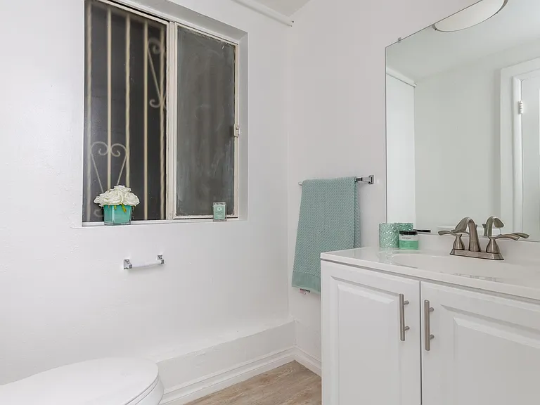 Must-see Updated Vintage-Style Studio at 1245 N Laurel Ave, West Hollywood, CA 90046 — Photo 14