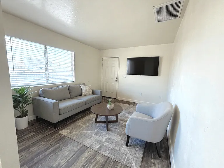 1022 N 22nd Pl #8 — Photo 3