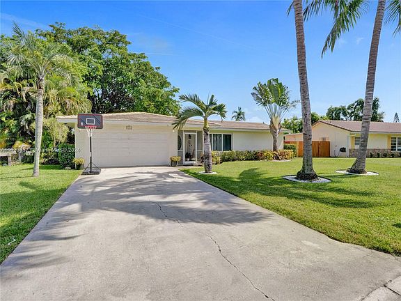 3rd image of 11261 NW 40th St