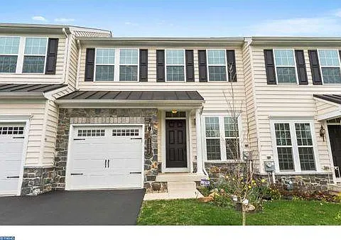 1227 Derry Ln — Photo 1