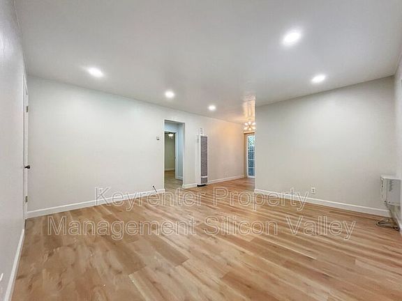5th image of 923 Ravenscourt Ave Unit 2