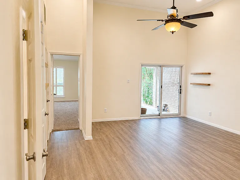 5912 Meadow Wood Ln — Photo 8