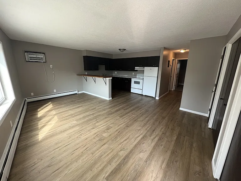 74 Birch Ave S — Photo 2