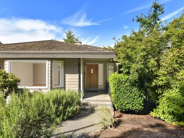 2829 Arbutus Rd #109, Saanich, BC V8N 5X5