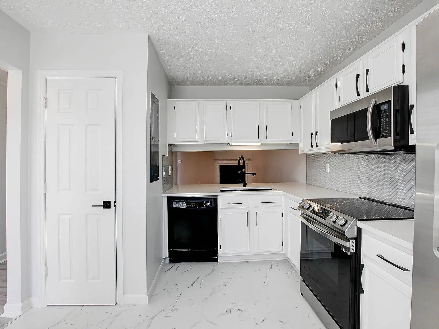 3834 Meadow Creek Dr — Photo 4