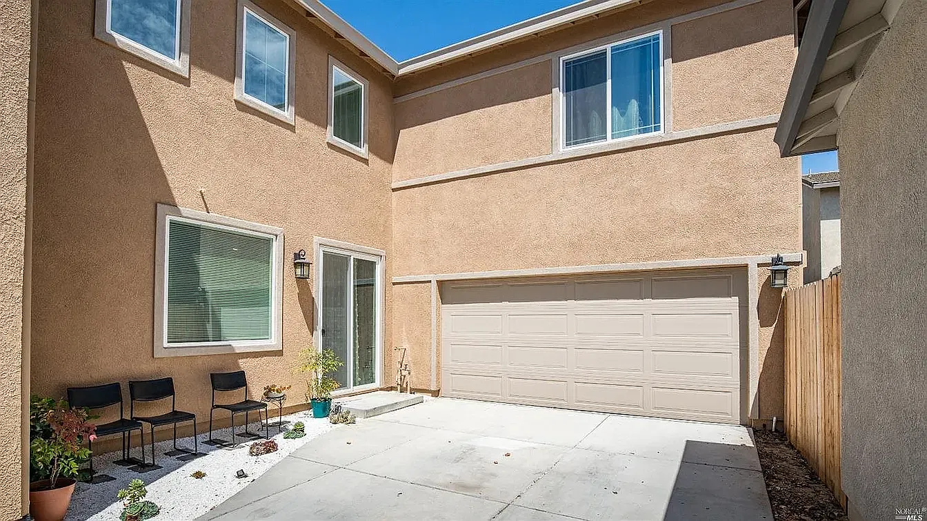 4 bed, 2214 sqft, $3,599 — Photo 4
