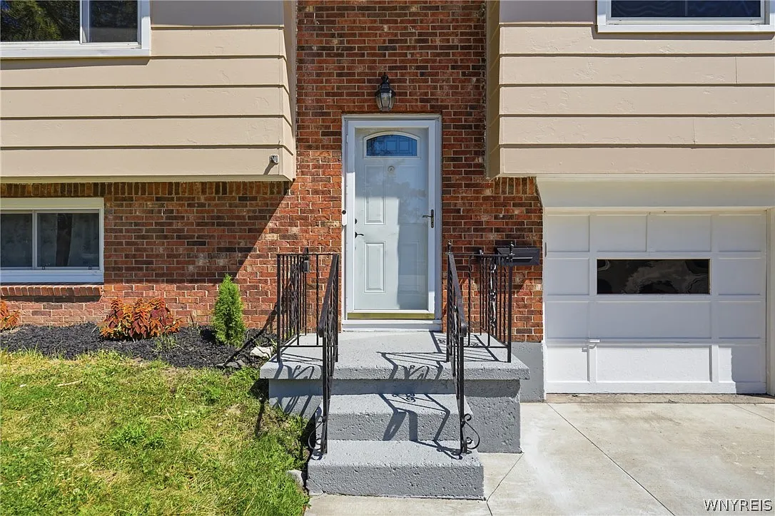 4 bed, 1.5 bath, 1919 sqft, $2,750 — Photo 2
