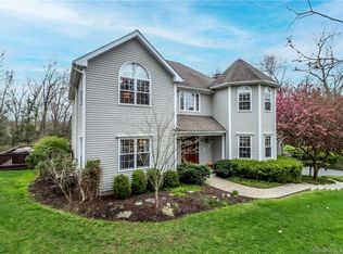 5 Falls Dr, Brookfield, CT 06804