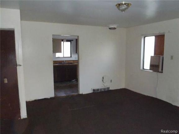 3rd image of 24060 Hulbert Ave