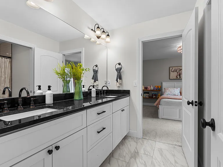 819 Irving Ave — Photo 32