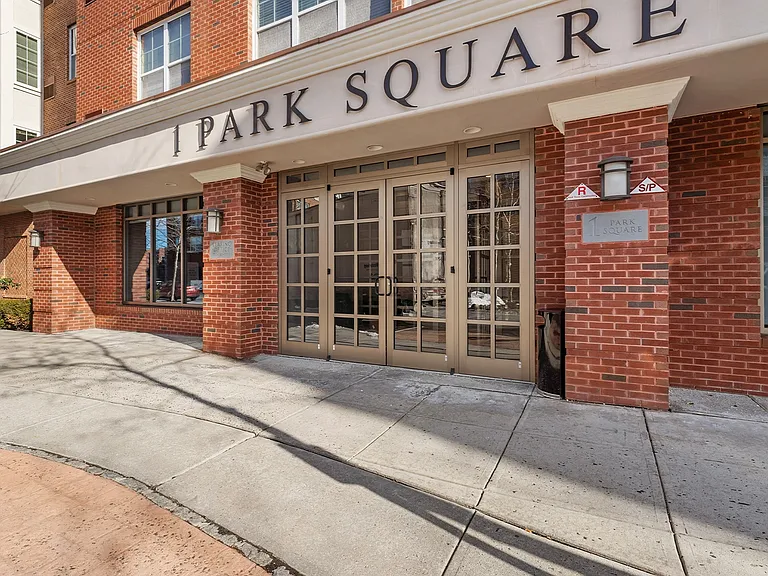 Park Square Apartments — Photo 24