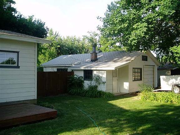 Separate detached garage/shop 