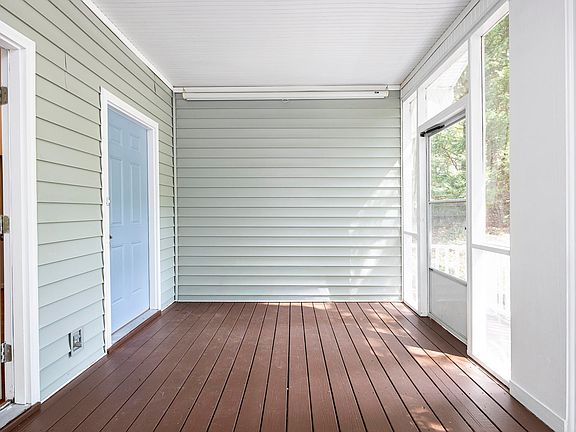 4th image of 618 Laurel Hill Ln