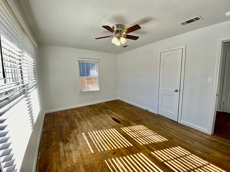 1600 W Romana St — Photo 11