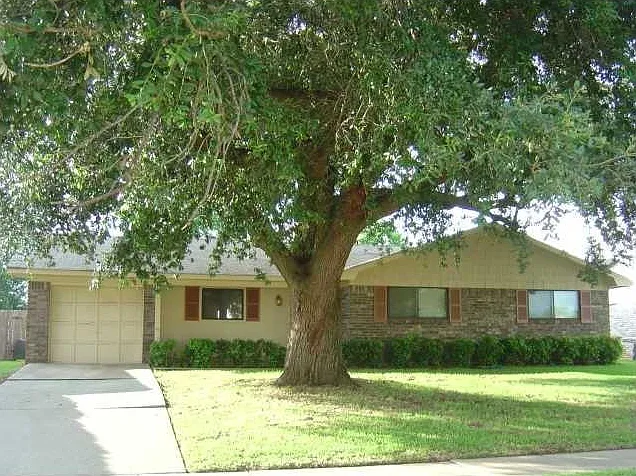 1519 Holiday Pl — Photo 1