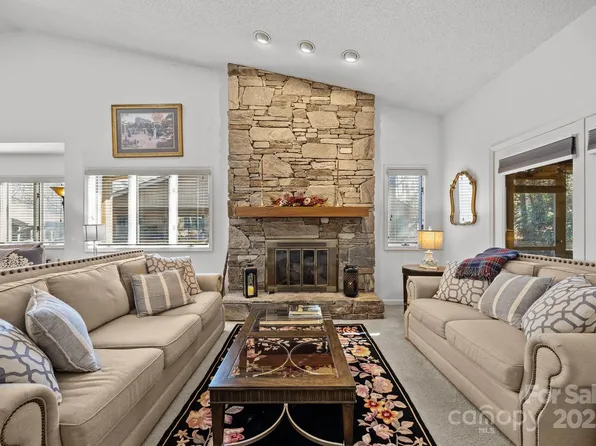 402 Laurel Oak Ln, Hendersonville, NC 28791