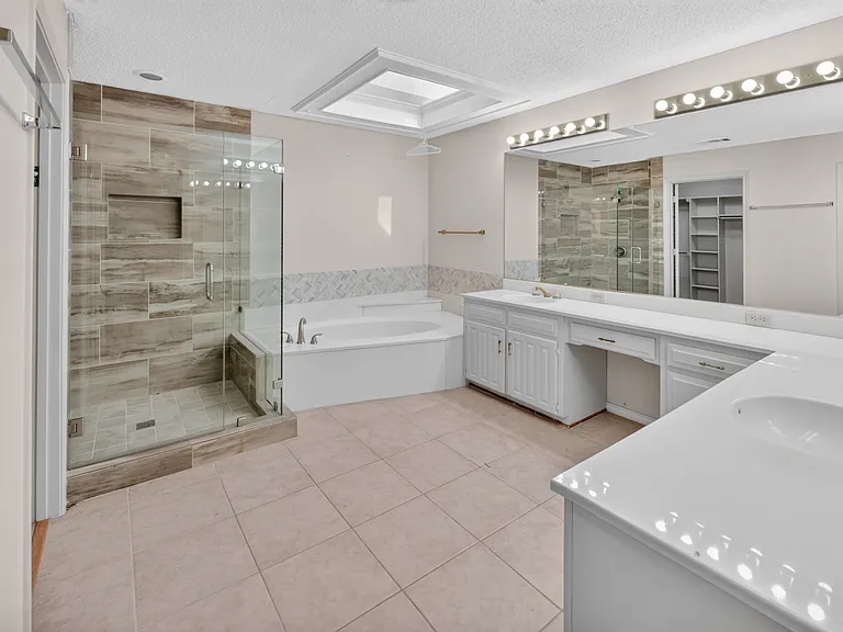 2105 Rolling Oak Ln — Photo 18