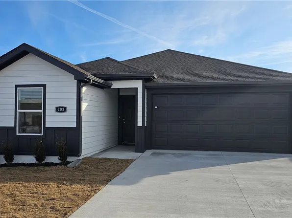 202 NW Bellflower St, Gentry, AR 72734