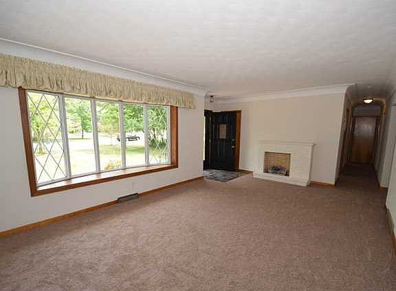 3rd image of 626 Valley Dr