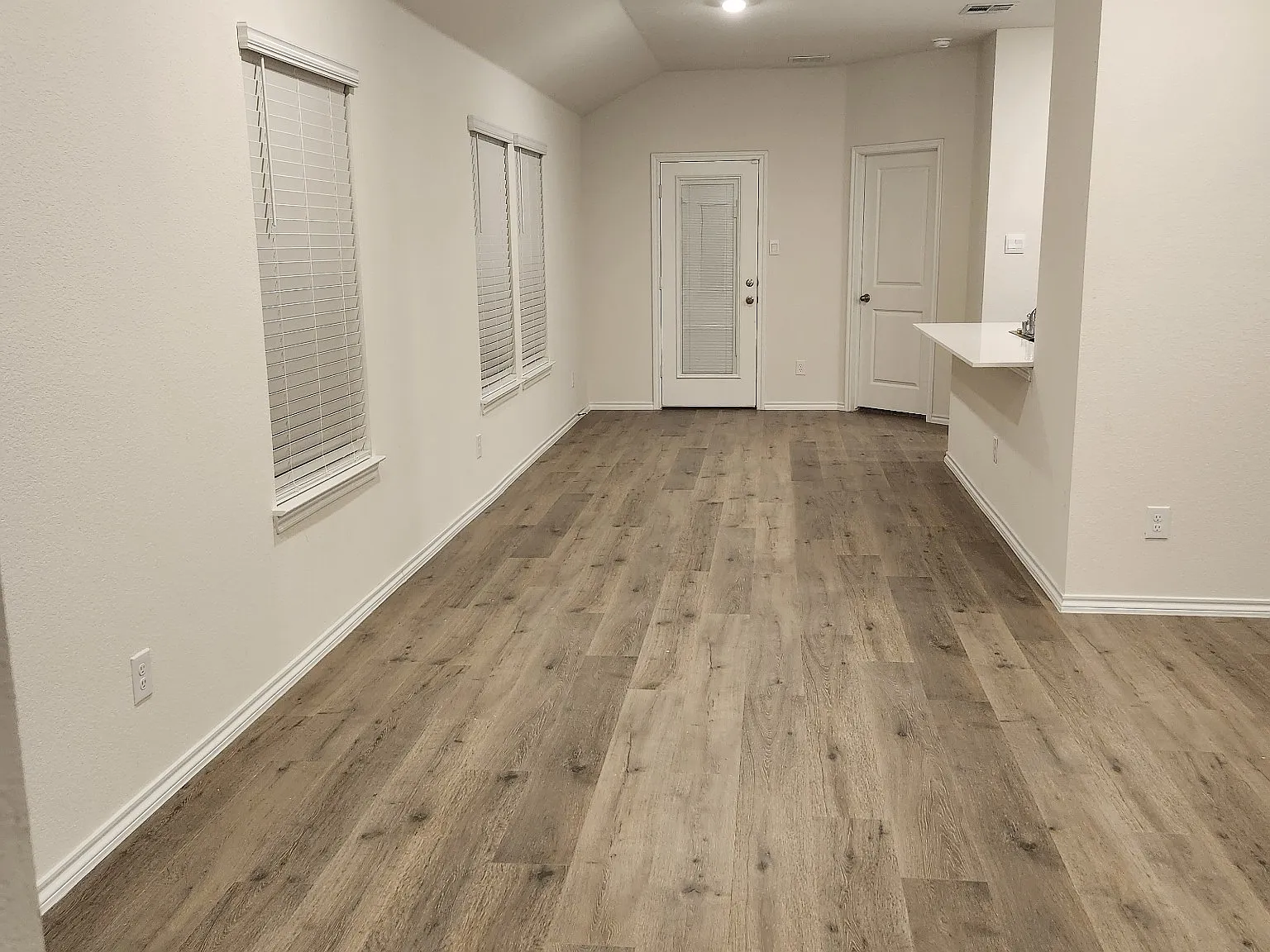3 bed, 1259 sqft, $2,100 — Photo 2