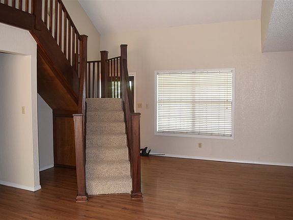 4th image of 2117 Crestwood Dr