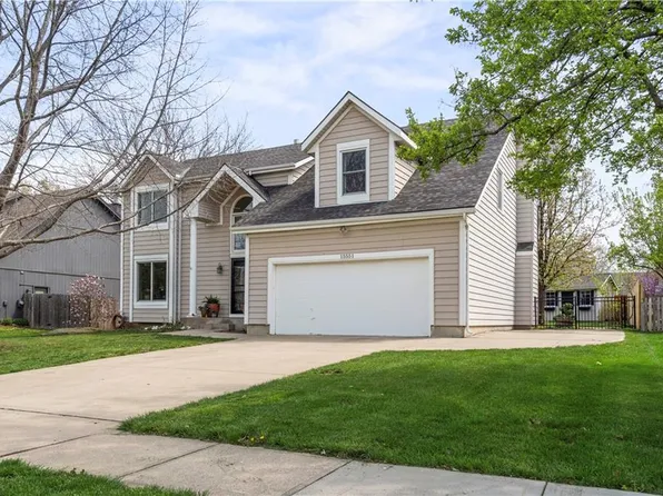 15551 S Apache Cir, Olathe, KS 66062