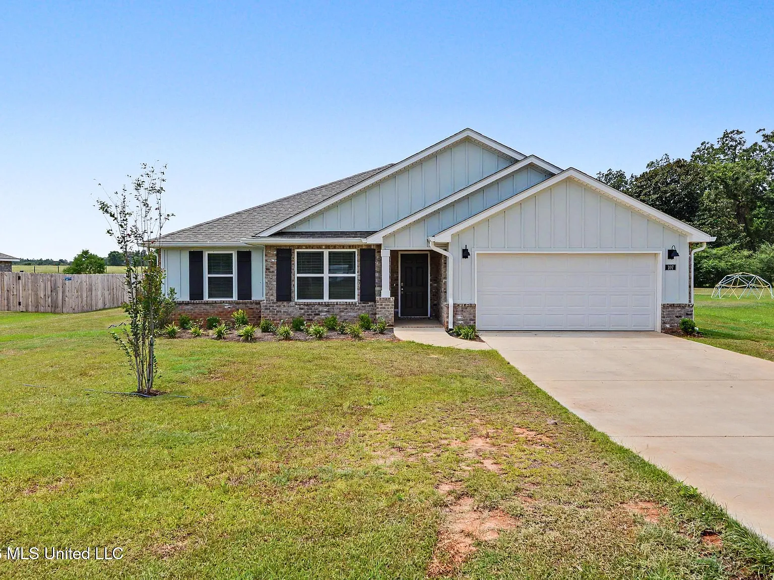 4 bed, 2.0 bath, 1915 sqft, $1,950 — Photo 1