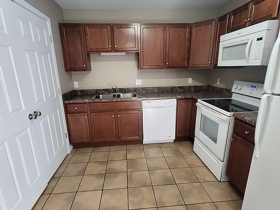 3rd image of 13 Arbor Dr