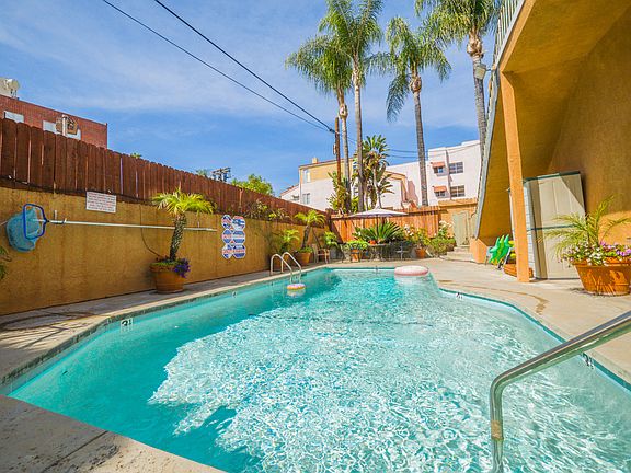 3rd image of 13952 Moorpark St APT 1