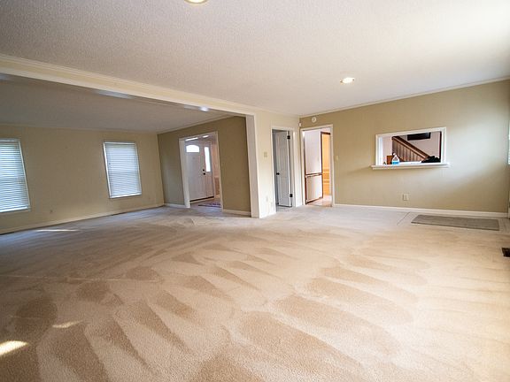 5th image of 749 Pinebrook Dr